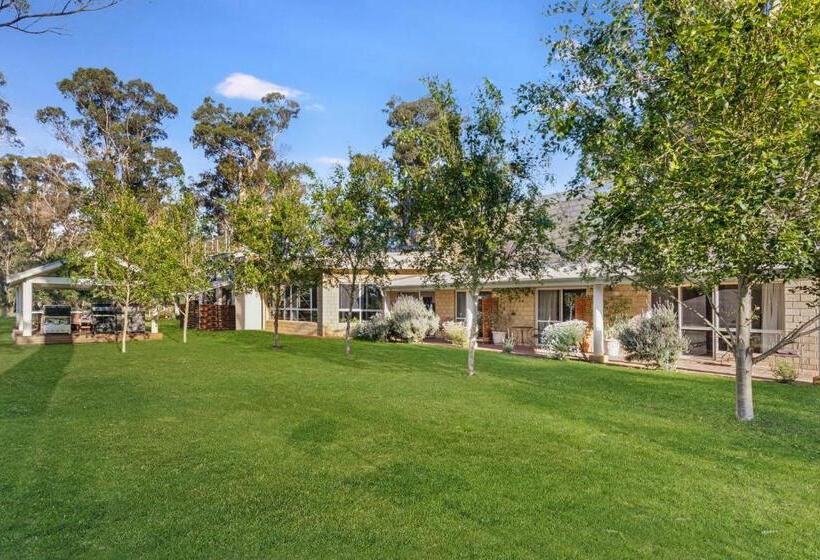 اتاق لوکس با چشم‌انداز باغ, Inn The Tuarts Guest Lodge