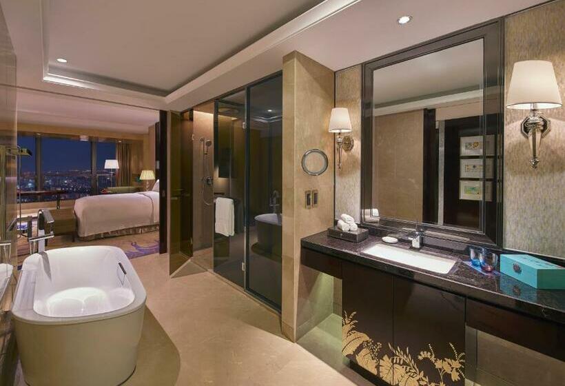 Deluxe Suite King Bed, Hilton Haikou
