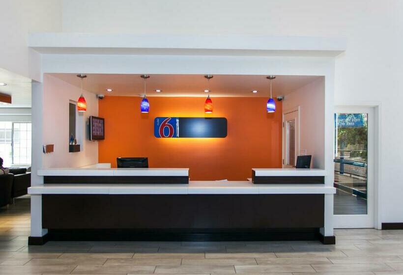 غرفة قياسية, Motel 6 Hollywood