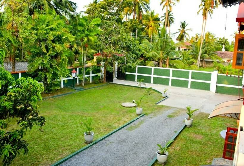 اتاق لوکس, Negombo Village