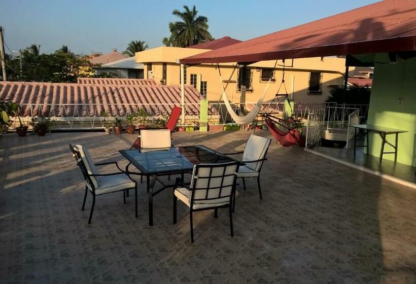 سوئیت با تخت بزرگ, The Red Hut Inn