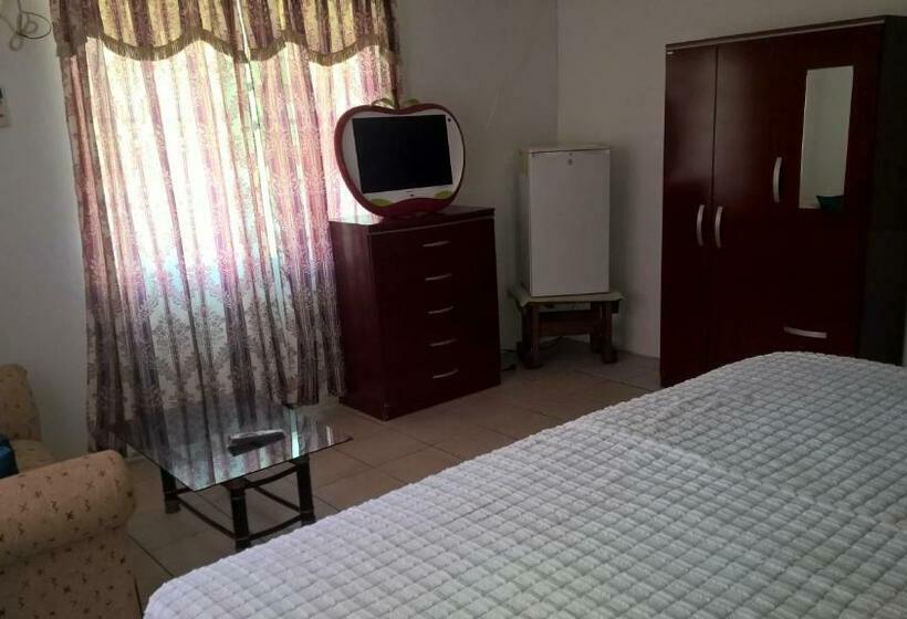 سوئیت با تخت بزرگ, The Red Hut Inn