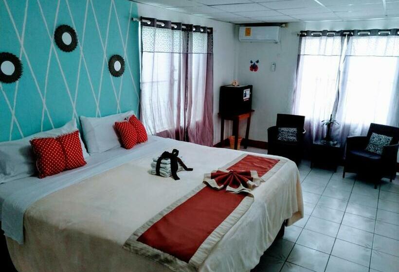 سوئیت با تخت بزرگ, The Red Hut Inn