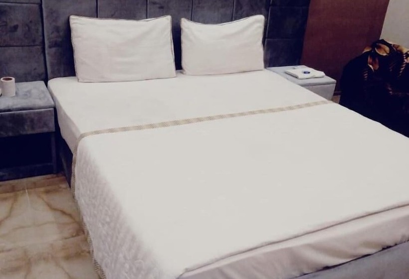 اتاق لوکس, Gulberg Lodges Cavalry Lahore