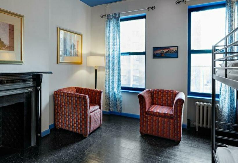 سرير فى غرفة مشتركة مزودة بحمام مشترك, Central Park West Hostel