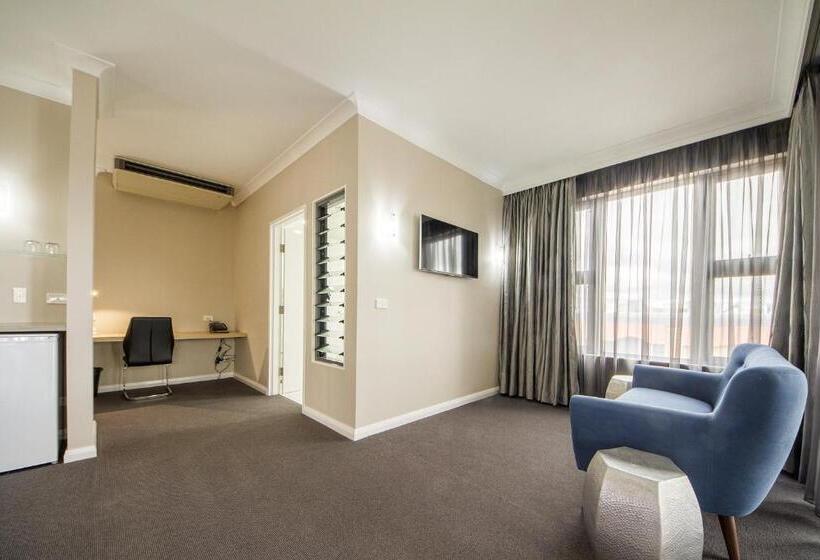 سوئیت با بالکن, Club Cowra Motel