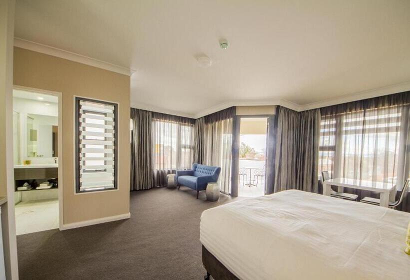 سوئیت با بالکن, Club Cowra Motel