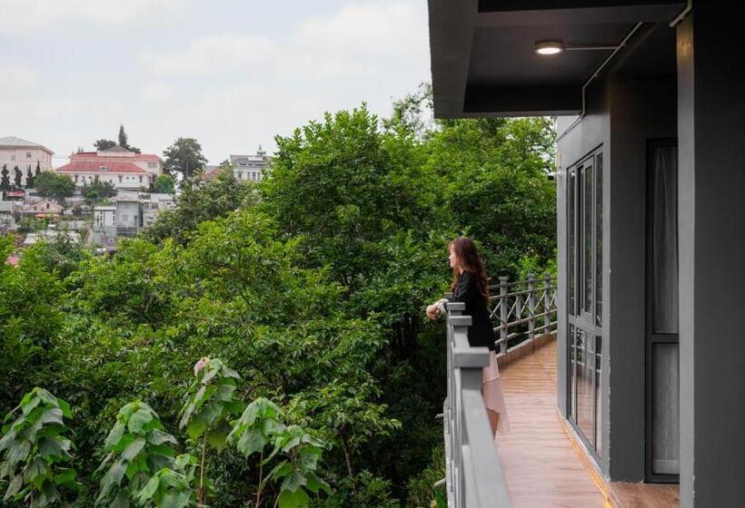 اتاق استاندارد با بالکن و چشم‌انداز باغ, Hong Mon Villa