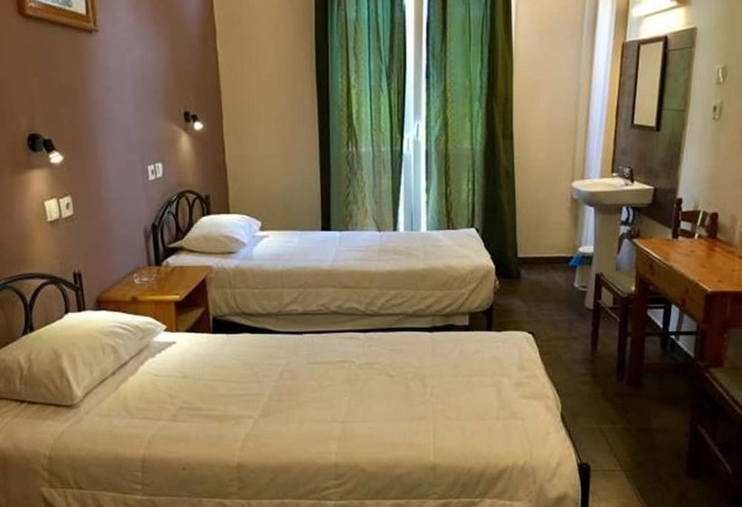 اتاق استاندارد سه تخته با سرویس بهداشتی مشترک, Kastoria