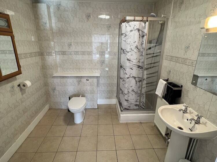 اتاق خانوادگی, Lost Guest House Aberdeen