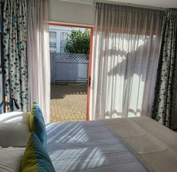 سوئیت پریمیوم, Asure Destiny On Fitzherbert Motel