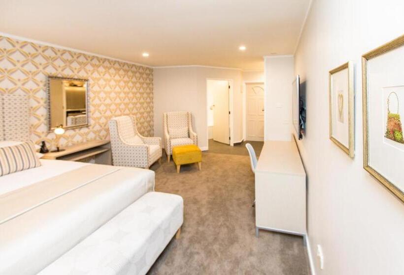 استودیوی استاندارد, Asure Destiny On Fitzherbert Motel