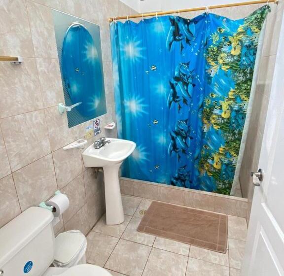 اتاق استاندارد چهارنفره با چشم‌انداز باغ, Hospedaje Delfin Azul