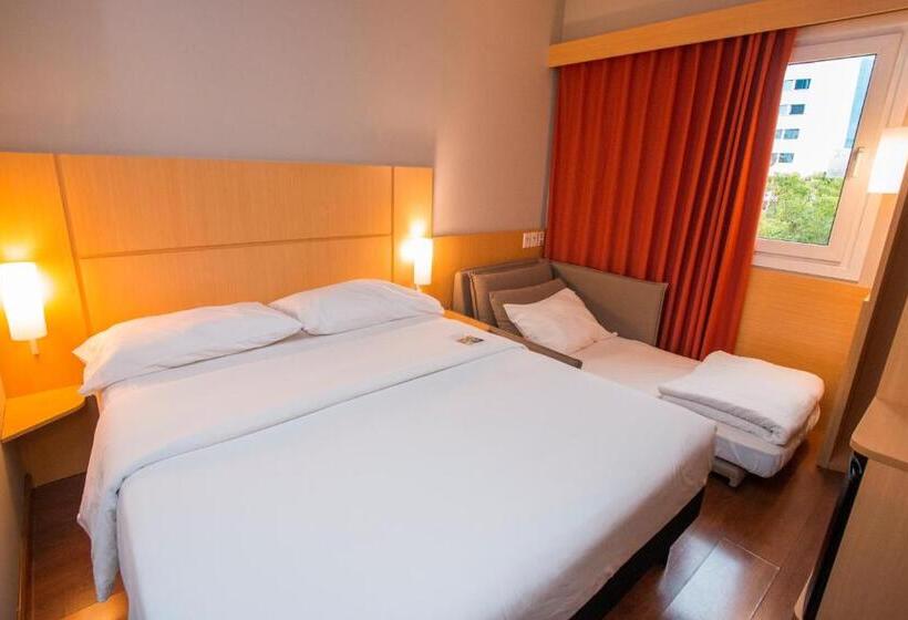 Habitación Familiar, Ibis Asuncion