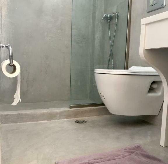 اتاق استاندارد سه نفره, Lofos Strani