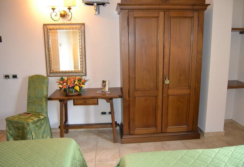 اتاق استاندارد سه نفره, Lusi
