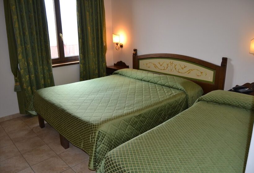 اتاق استاندارد سه نفره, Lusi