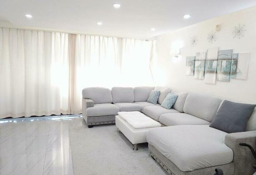 سوییت سوپریور با چشم‌انداز دریا, Alupang Beach Tower, Upgraded Units
