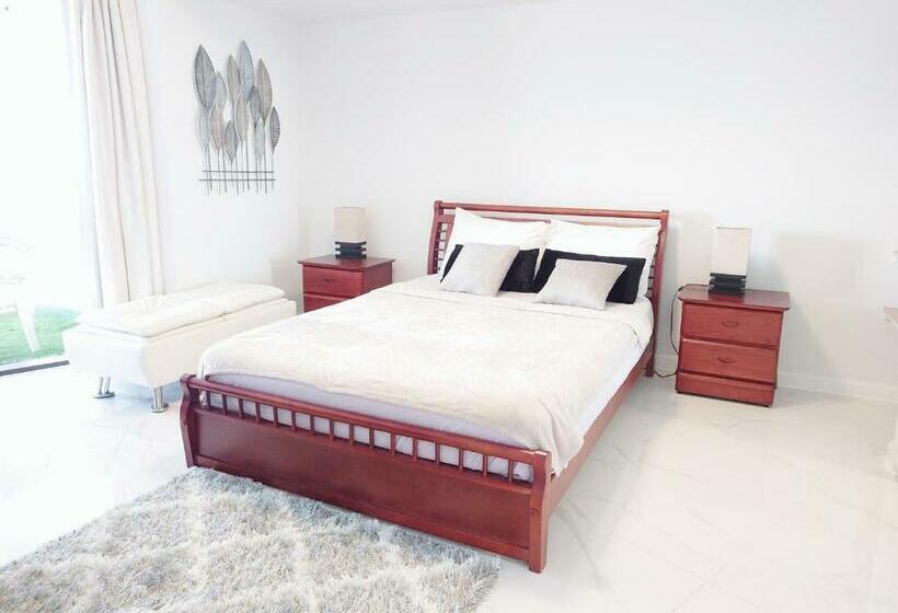 سوییت سوپریور با چشم‌انداز دریا, Alupang Beach Tower, Upgraded Units