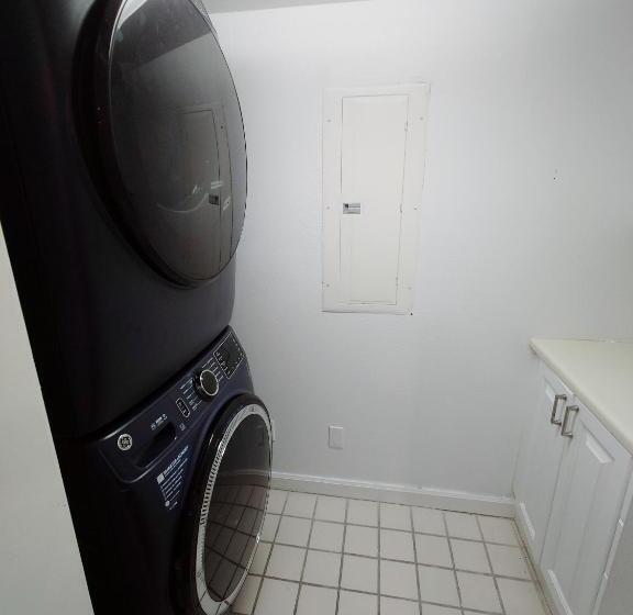 سوییت سوپریور با چشم‌انداز دریا, Alupang Beach Tower, Upgraded Units