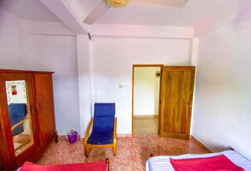 اتاق استاندارد چهارنفره با سرویس بهداشتی مشترک, Geesh Residence  Rooms In Jaffna
