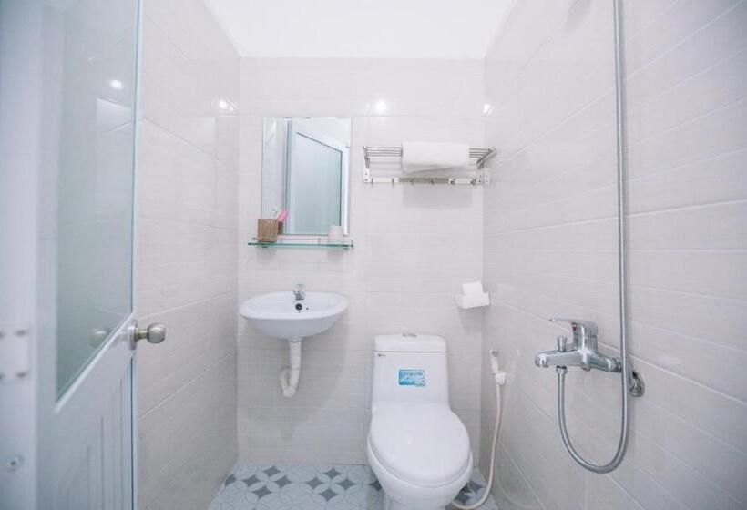Economy Triple Room, Lum Dong Tien