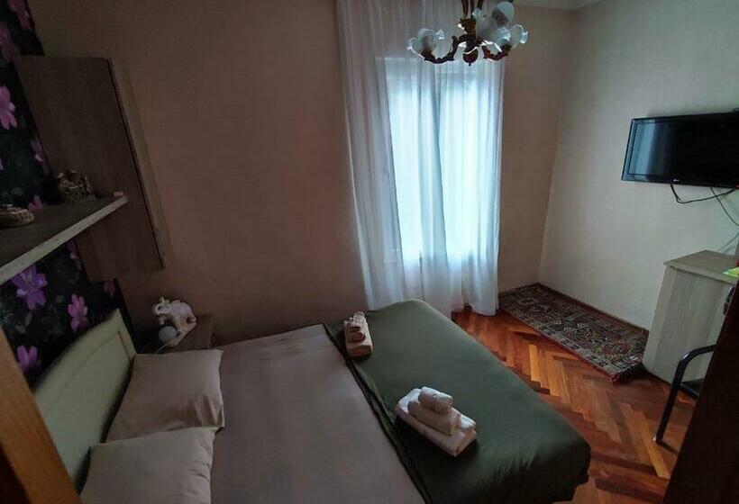 اتاق استاندارد سه تخته با سرویس بهداشتی مشترک, Kobuleti Guest House