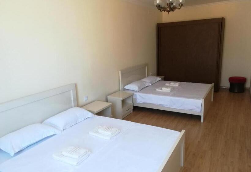 اتاق استاندارد چهار تخته, West House
