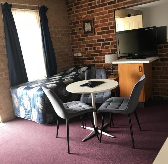 اتاق لوکس چهار تخته, Cedar Lodge Motel