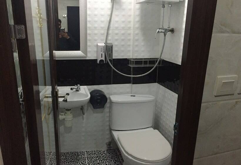 اتاق استاندارد سه نفره, Skylark Hostel