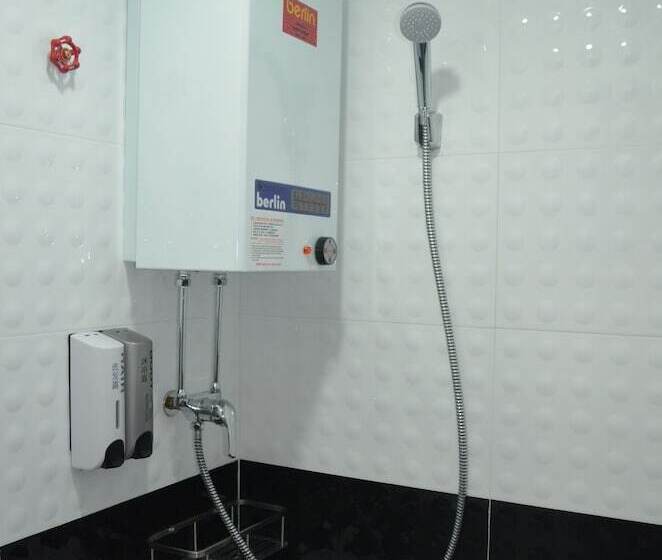 اتاق استاندارد سه نفره, Skylark Hostel