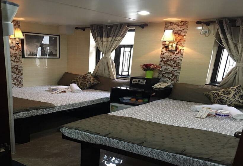 اتاق خانوادگی, Skylark Hostel