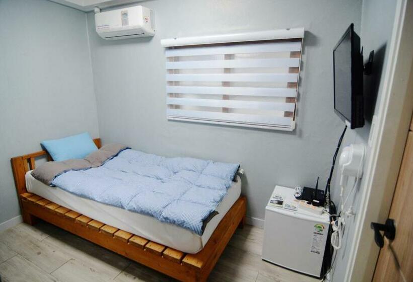 اتاق استاندارد یک نفره, Insadong Hostel