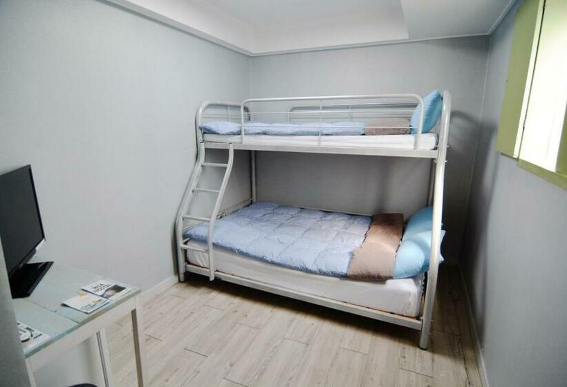 غرفة قياسية ثلاثية, Insadong Hostel