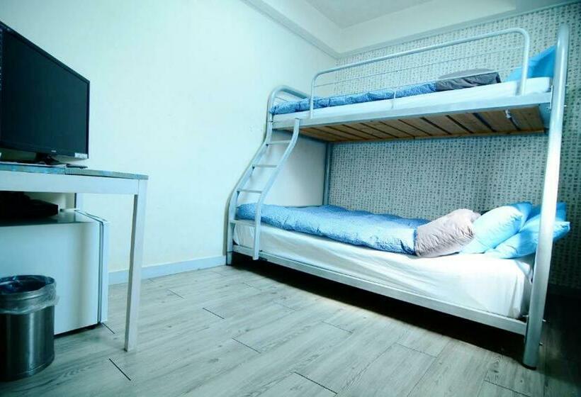 اتاق استاندارد سه نفره, Insadong Hostel