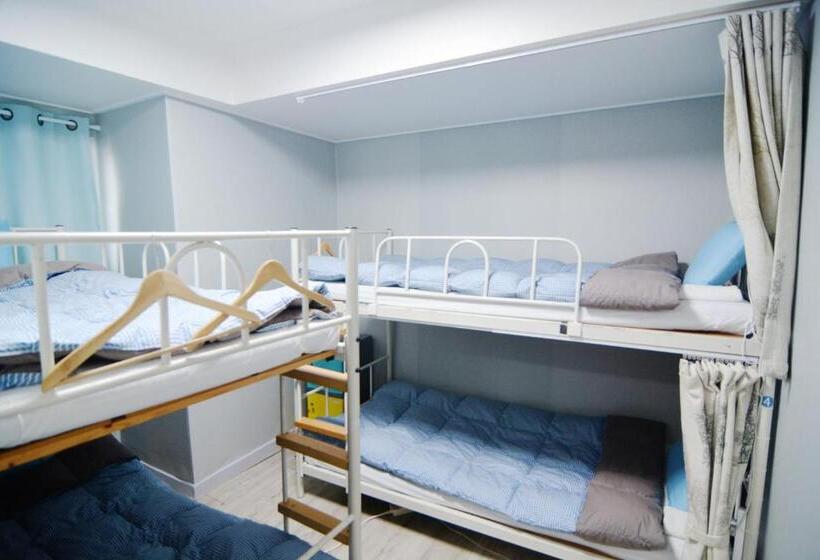 غرفة قياسية رباعية, Insadong Hostel