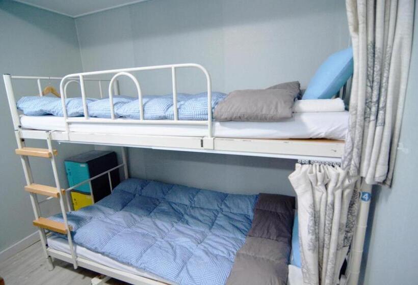 سرير فى غرفة مشتركه, Insadong Hostel