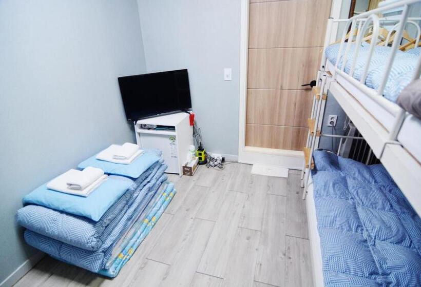 اتاق استاندارد چهار تخته, Insadong Hostel