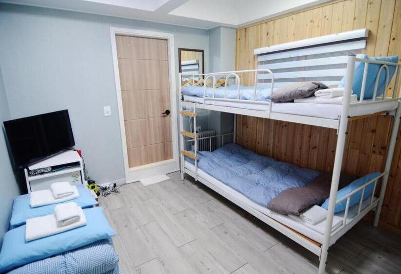 اتاق استاندارد چهار تخته, Insadong Hostel