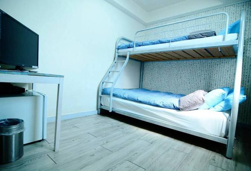 اتاق استاندارد سه نفره, Insadong Hostel