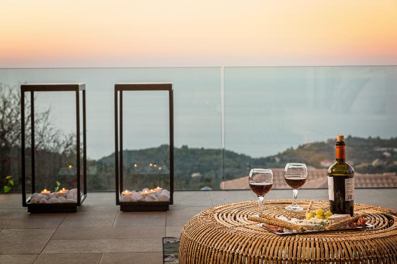 سوییت با استخر, Artblue Villas