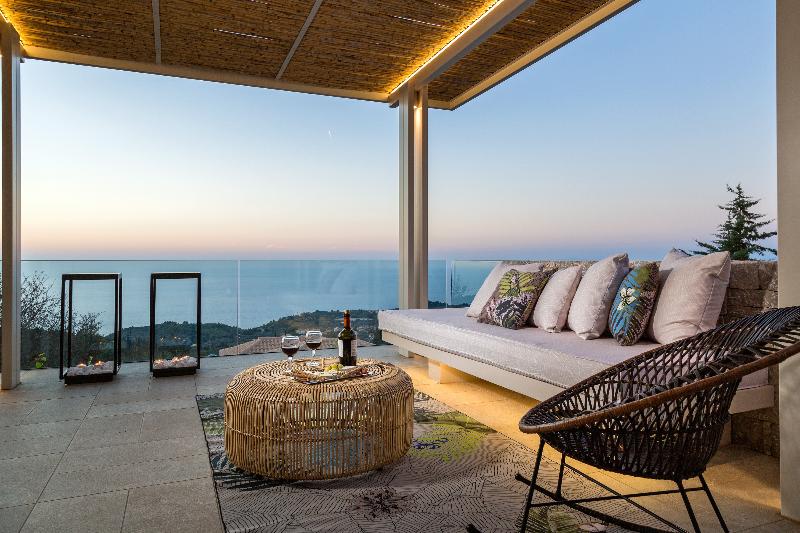 سوییت با استخر, Artblue Villas