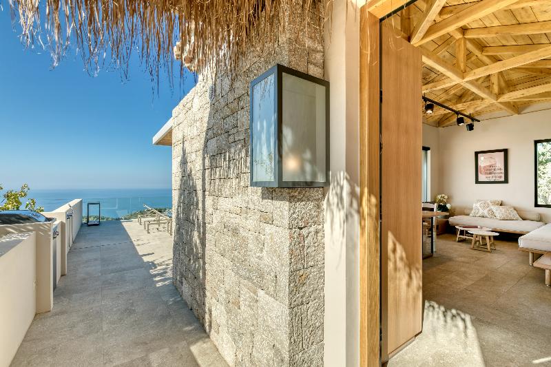 سوییت با استخر, Artblue Villas