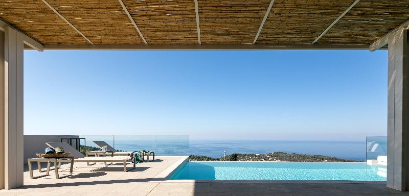 سوییت با استخر, Artblue Villas