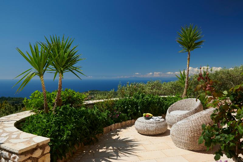 ویلای یک اتاق خوابه با استخر شنا, Artblue Villas