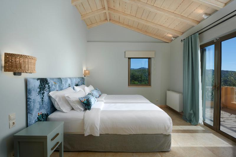 ویلای یک اتاق خوابه با استخر شنا, Artblue Villas