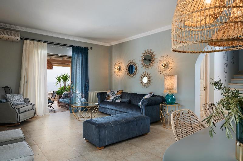 ویلای یک اتاق خوابه با استخر شنا, Artblue Villas