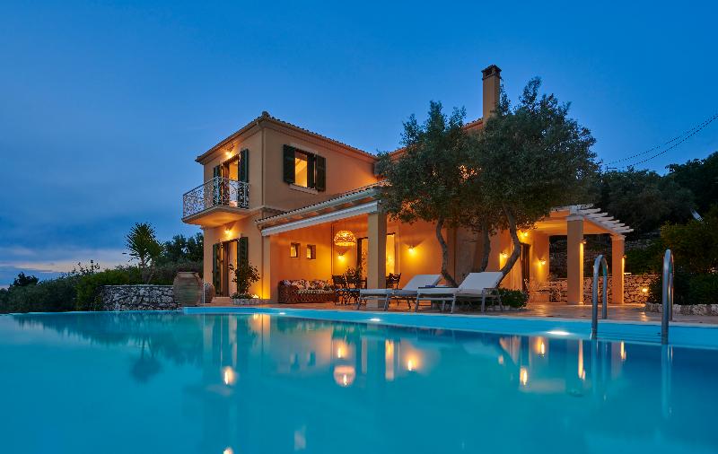 ویلای یک اتاق خوابه با استخر شنا, Artblue Villas