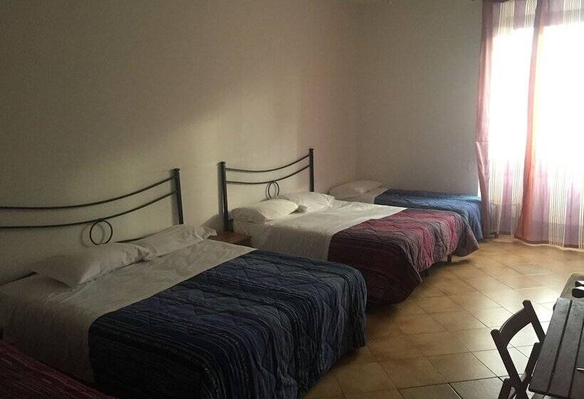 اتاق استاندارد چهارنفره با سرویس بهداشتی مشترک, Hostel Veronique