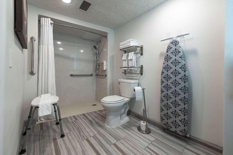 اتاق استاندارد برای معلولان, Holiday Inn Express & Suites Bryant West